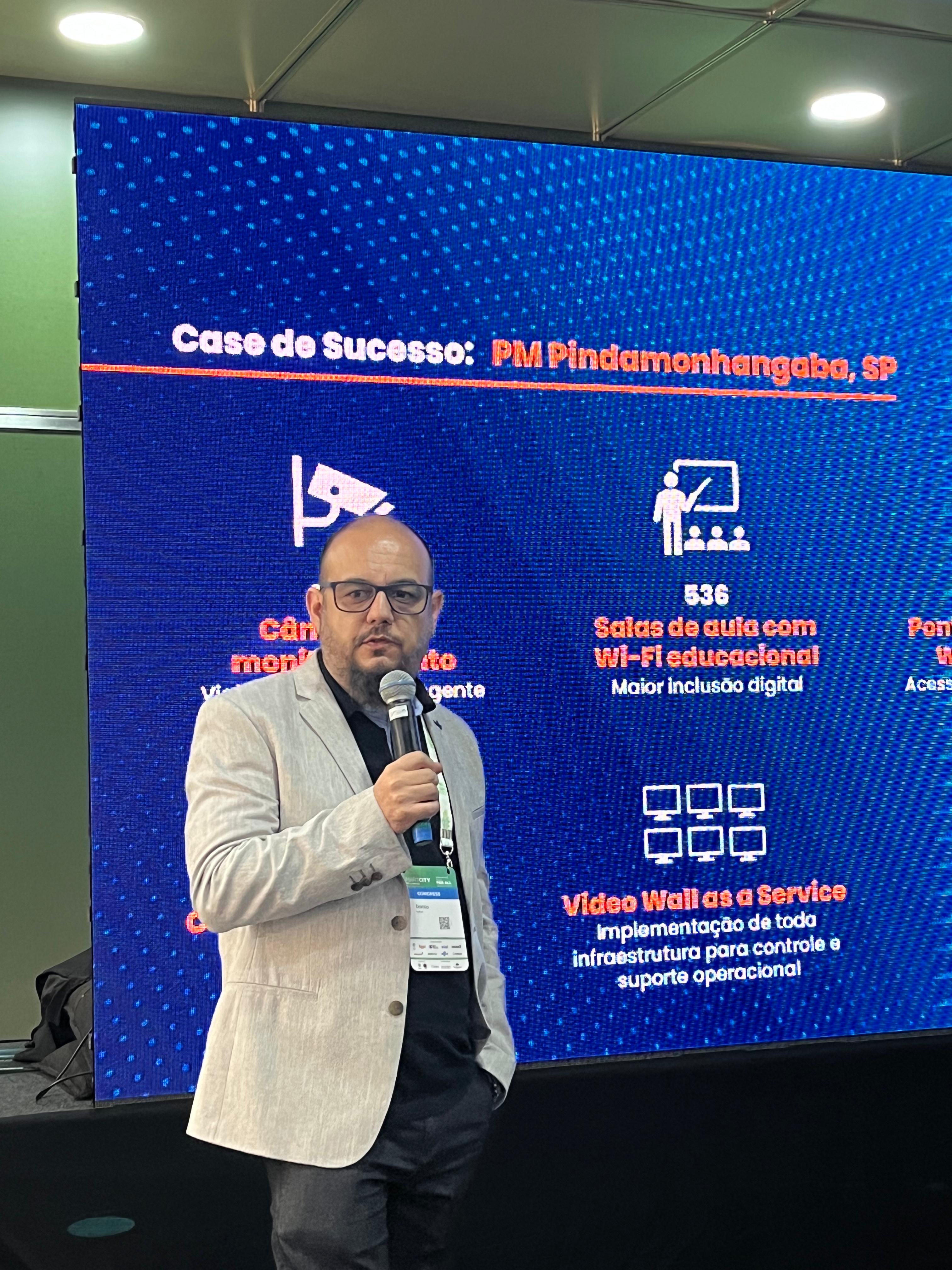 Danilo Velloso com microfone